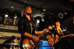 band-of-skulls-gitar-show-dob-mikrofon-hatterkep-246